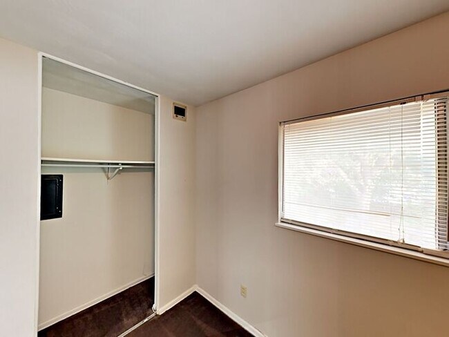 Building Photo - No Application Fees* $500 Off 1st months r...