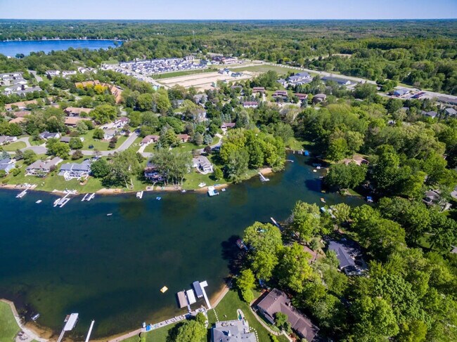 Building Photo - 6542 Bella Vista Dr NE