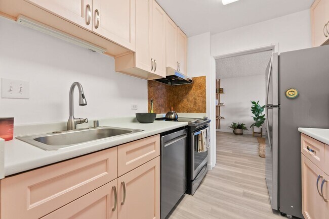 Building Photo - Kakaako Royal Court 2 Bedroom 2 Bathroom 1...