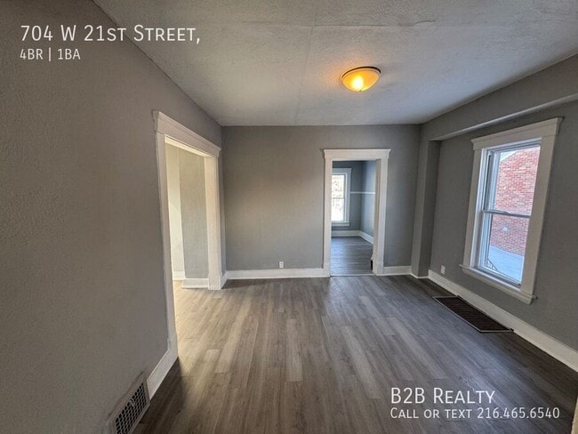 Building Photo - 704 W 21st St