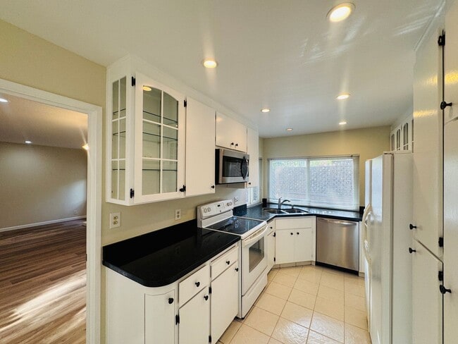 Building Photo - Nice Two-Story Unit with Attached Garage a...