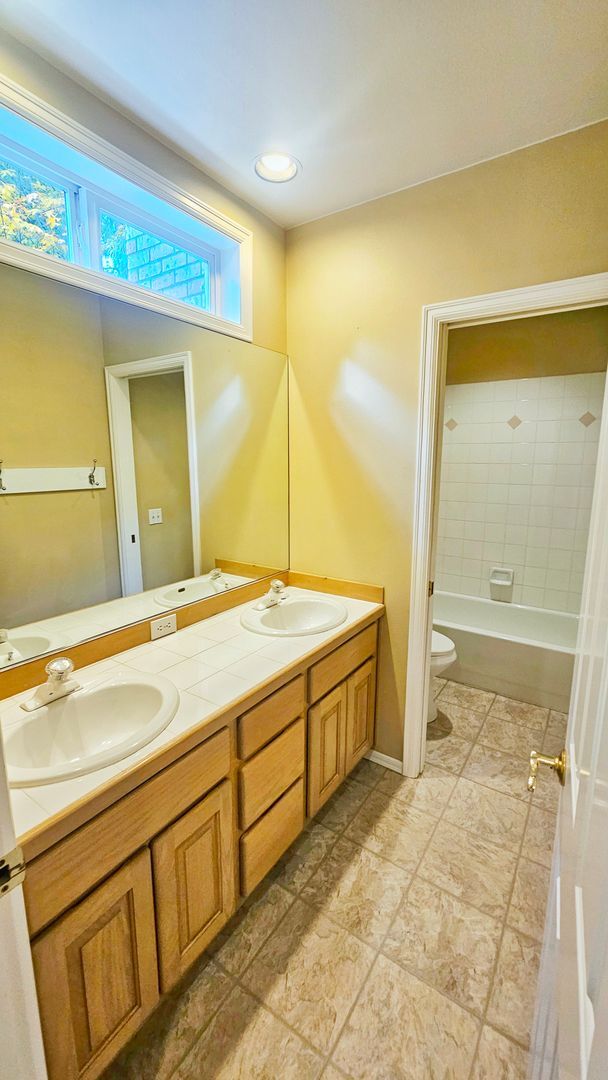 Building Photo - Beautiful 4 Bed 2.5 Bath  3190 sq ft Home ...