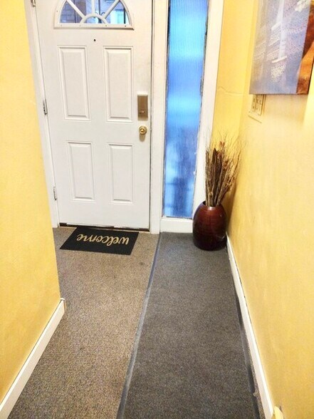 Building Photo - 817 Anaheim St