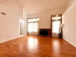 Building Photo - Beautiful Home With Large Yard & 2 Car Garage