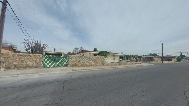 Building Photo - 4 bedroom 2 bathroom home ready now!!!!