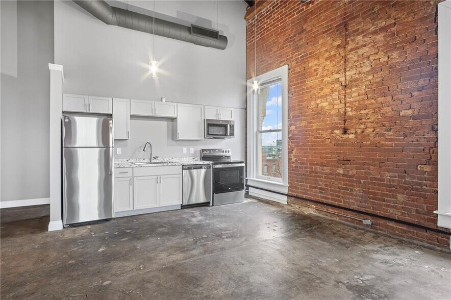 Building Photo - 113 W 5th St