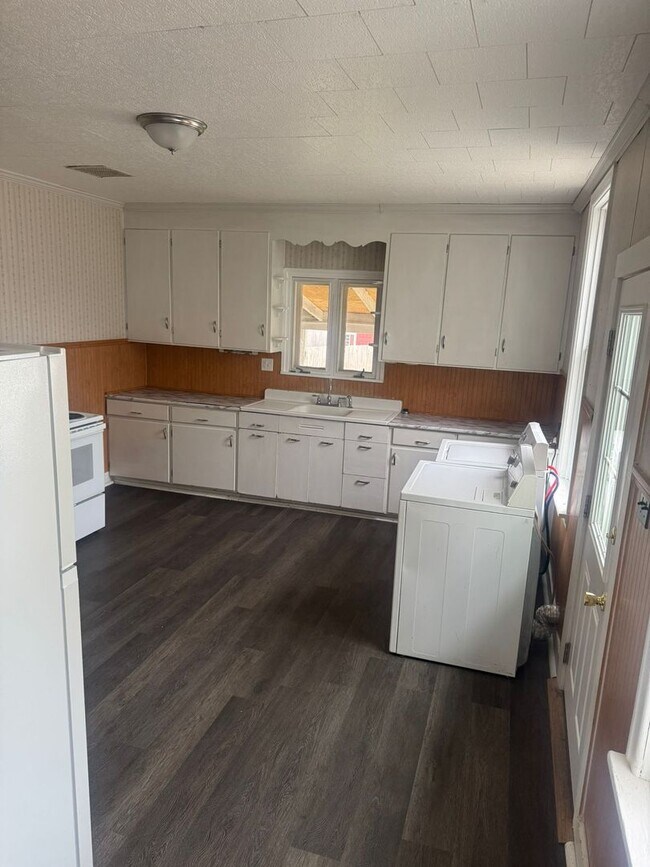 Building Photo - 4 Bedroom 2 Bath House, Yard-Halifax