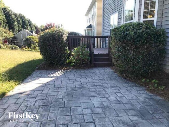 Building Photo - 1988 Sinclair Trce