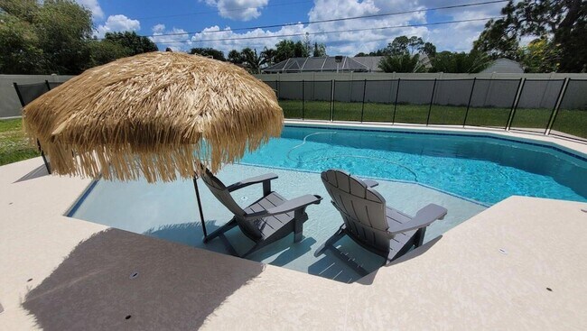 Building Photo - 365 NW Hibiscus St