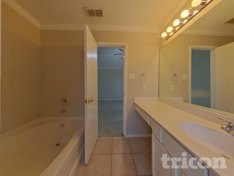 Building Photo - 143 Redbud Dr