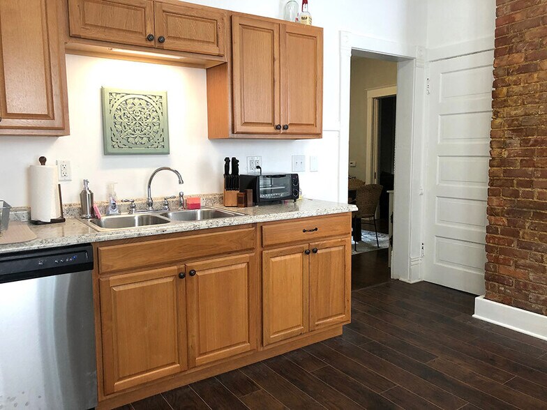 Building Photo - 1507 W Callender Ave