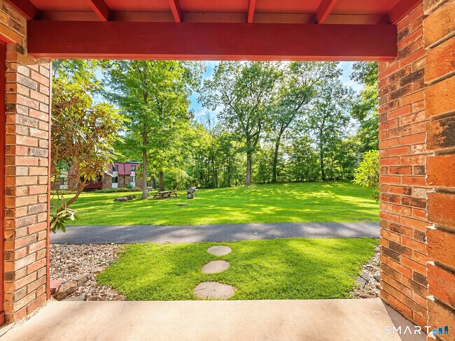 Building Photo - 10 Woodsedge Dr