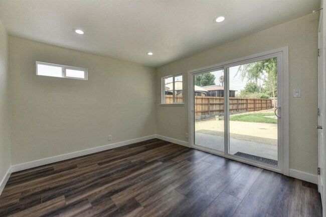 Building Photo - Near Mercy Hospital - Remodeled 4 Bdrm, 2 Bath