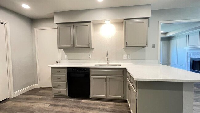 Building Photo - 3401 Dovecreek Dr