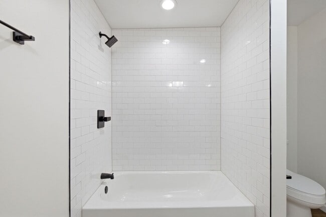 Building Photo - Fully Updated 2-Bed with Modern Finishes