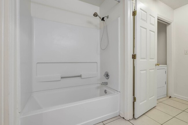 Building Photo - 4 bed 2 bath house, Walk to Stadium!! Available July 2026