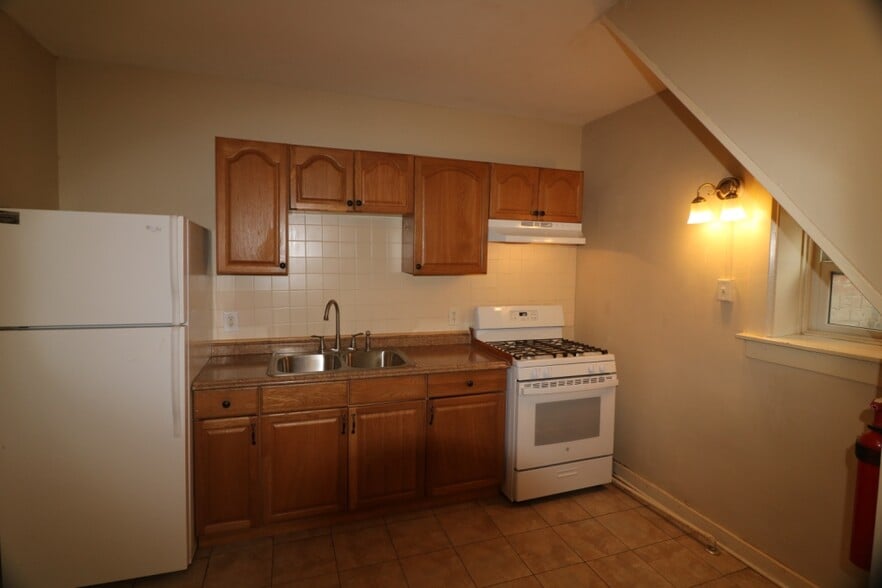 Building Photo - 1316 E 10th St