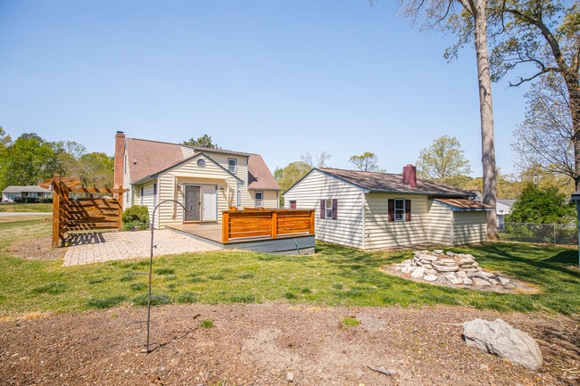 Building Photo - 421 Evanrude Ln