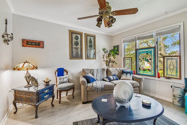 Building Photo - "Charming 3-Bed, 2-Bath Oasis at 1011a Sou...