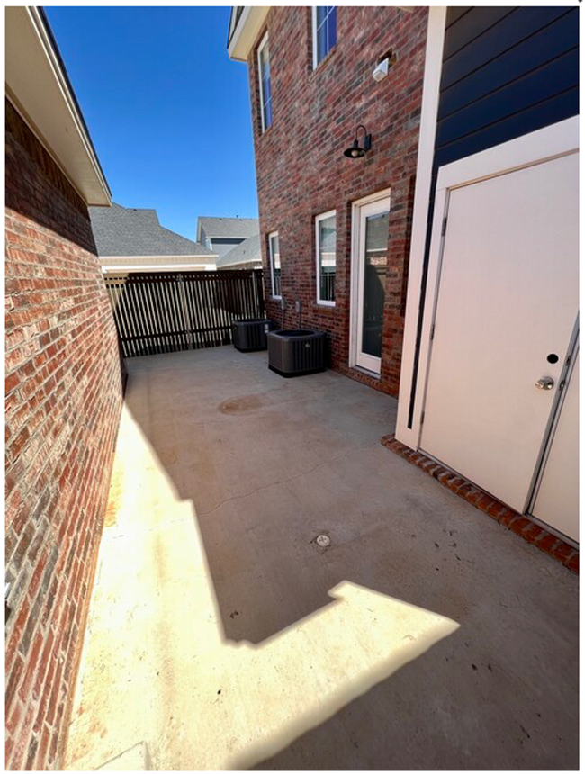 Building Photo - Extra large 4 berm 3.5 bath townhome in Vi...