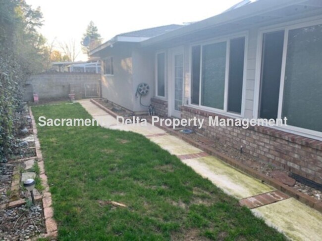 Building Photo - Spacious 3 bedroom, 2 Bath home in Citrus ...