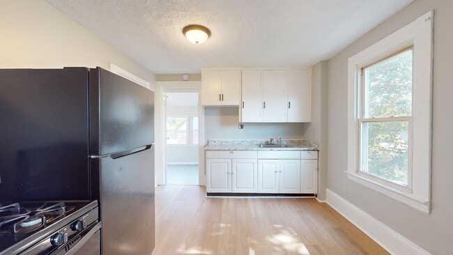 Building Photo - 1371 W 85th St