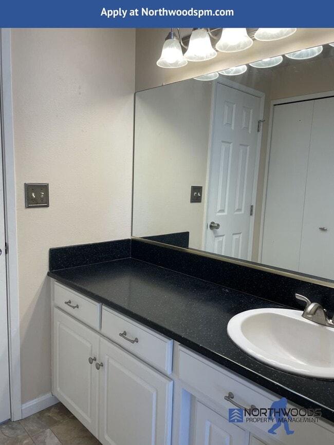 Building Photo - Charming 3 Bedroom 2 Bath Home in Very Nic...