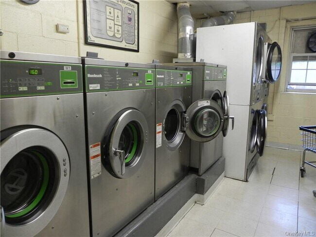 Building Photo - 1 Consulate Dr