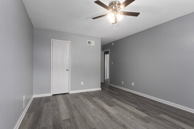 Building Photo - 577 NW Valleybrook Rd