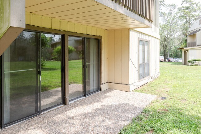 Building Photo - 15919 Golf Club Dr