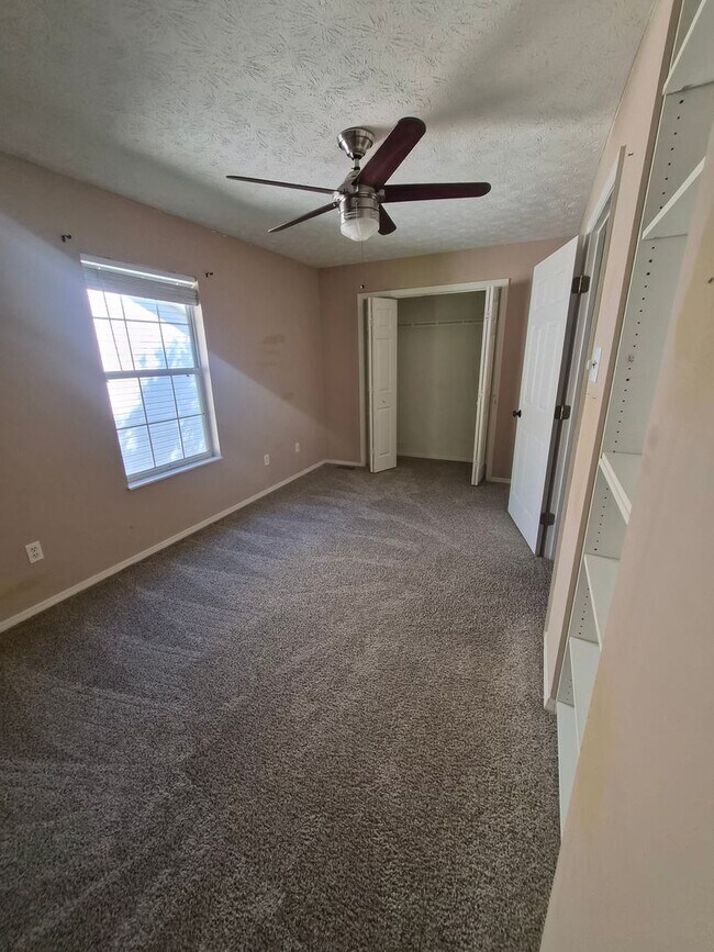 Building Photo - West Knoxville 37934 - 3 bedroom, 2.5 bath with a sunroom and 1-car garage - Call Lisa Vineyard 8...