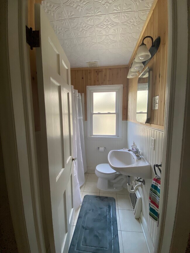 Main level bathroom with full tub and shower - 3915 Aldrich Ave N