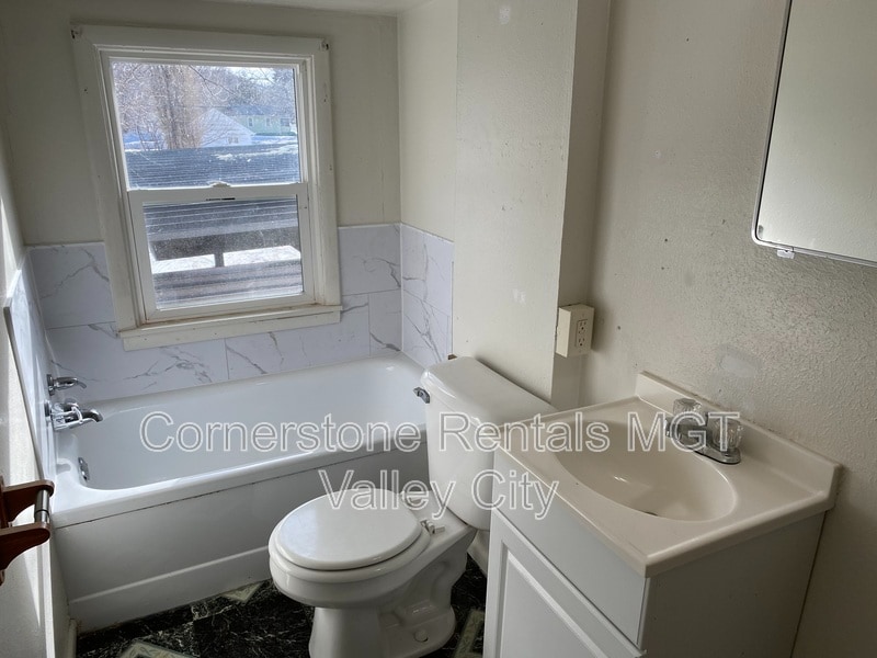 Building Photo - 424 6th Ave NE