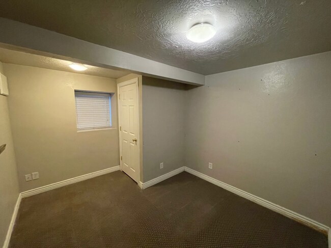 Building Photo - 30 E 300 N