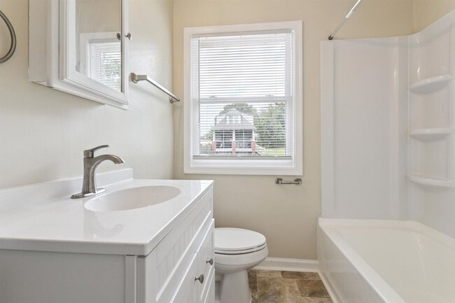 Building Photo - 4BR | 2 Full Baths | Downtown Newport News