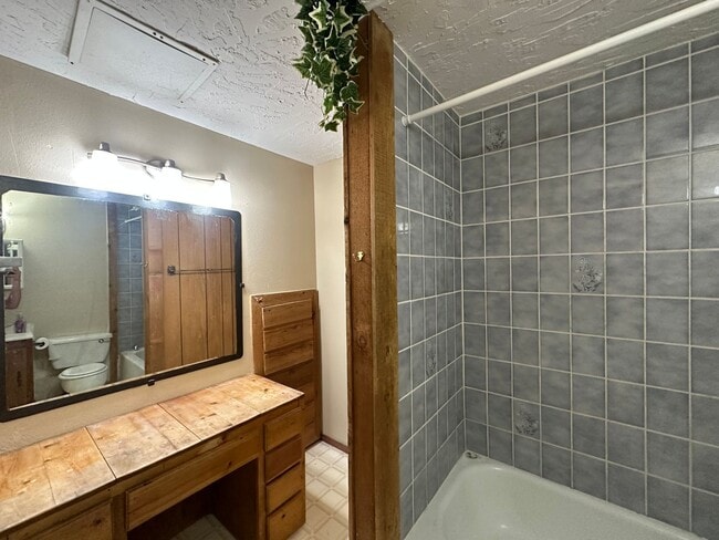 Building Photo - 3 Bedroom 2 Bathroom Home available to ren...