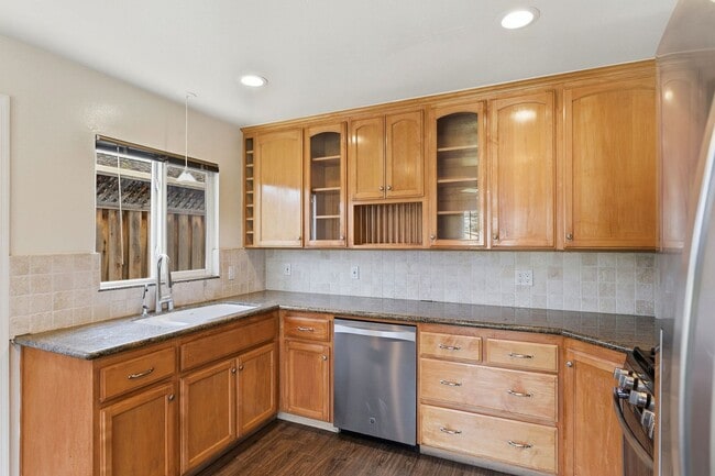 Building Photo - Sunning 3BD/3BA w/Bonus Room and Private Yard