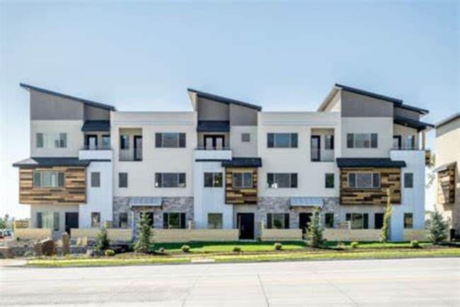 Building Photo - Beautiful townhome