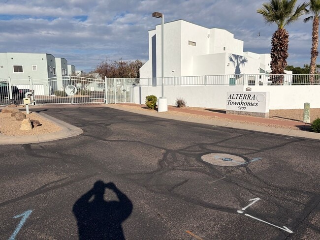 Building Photo - 2 Bedroom 2.5 Bath Townhome!