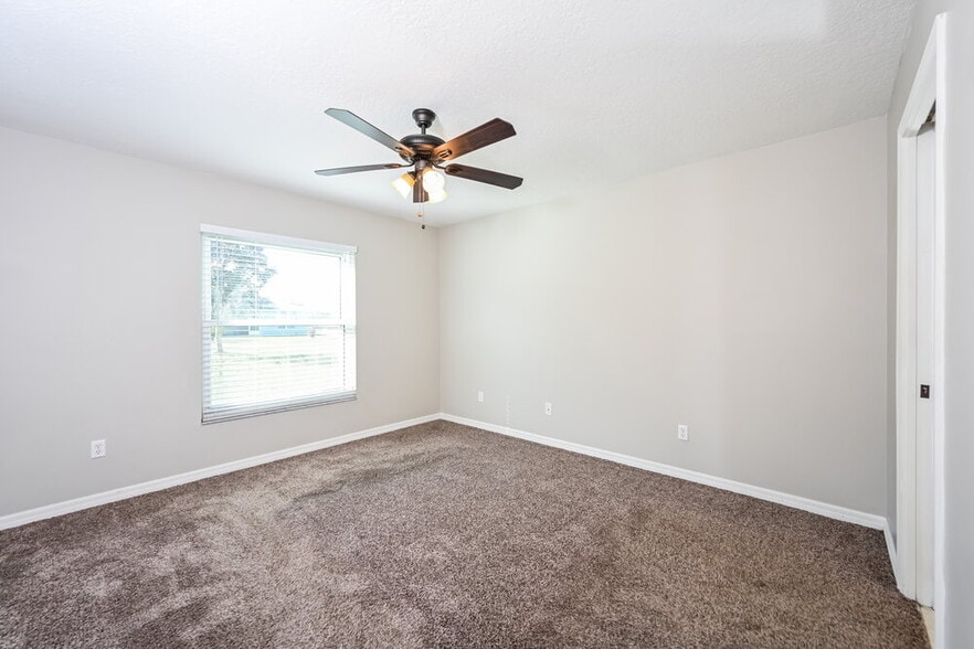 Building Photo - 1323 Hillview Dr