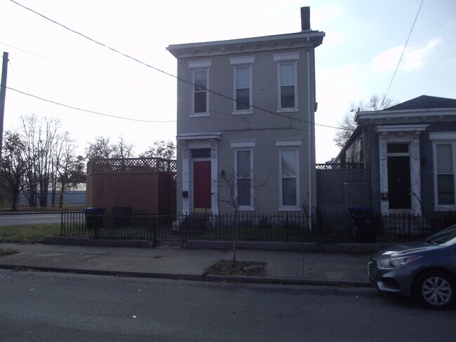 Primary Photo - 912 E Chestnut St