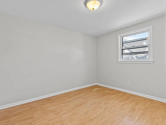 Building Photo - 285 Richard St