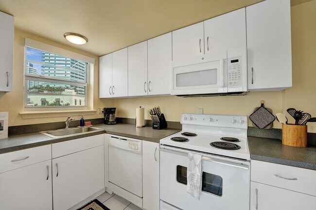 Building Photo - 341 N Birch Rd