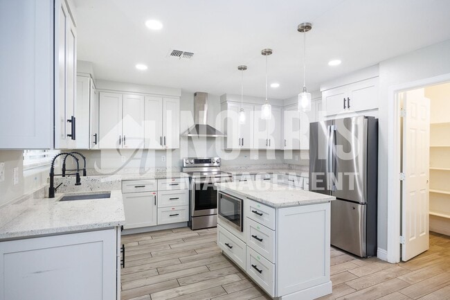 Building Photo - 1553 E Alba Dr