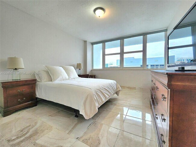 Building Photo - 2030 S Ocean Dr