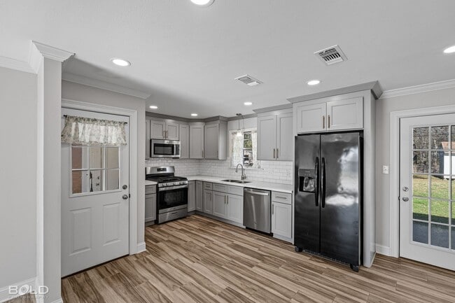 Building Photo - 1419 Teekell St