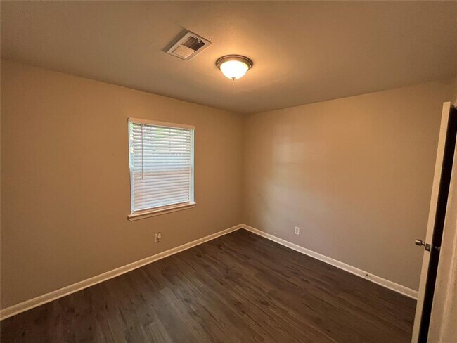 Building Photo - 408 Bluebell St