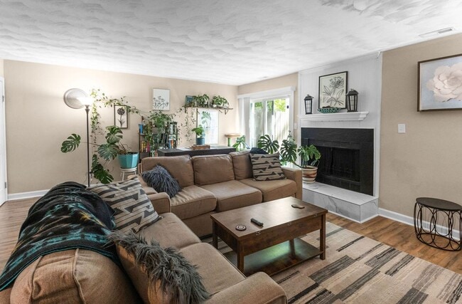 Building Photo - 3 Bed 1.5 Bath Townhouse for Rent in Chesapeake!