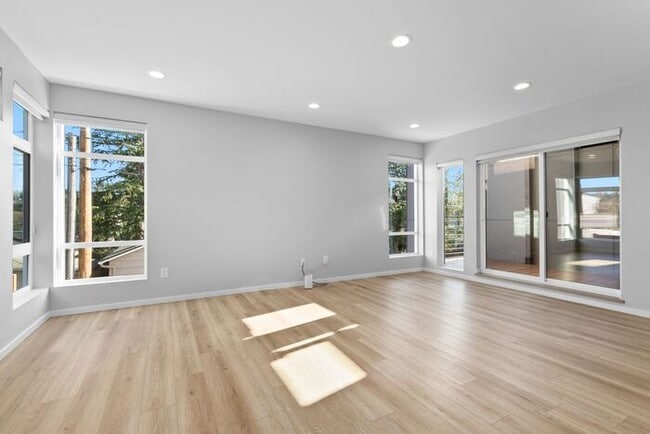 Building Photo - Newly Built Air-Conditioned Luxury Townhome in Highly Desired Admiral