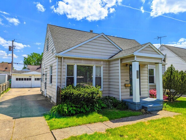 Building Photo - 3113 Silverdale Ave